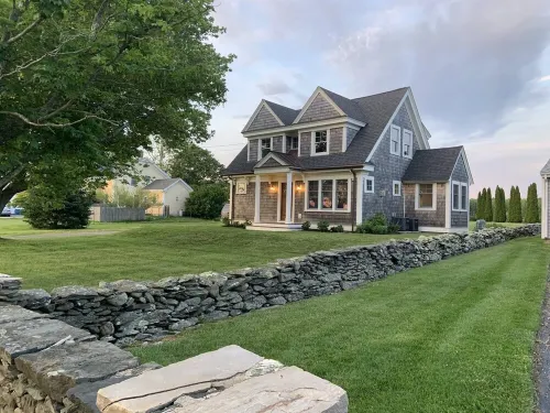 Newly remodeled home-Stay close to beach w/easy access to Newport