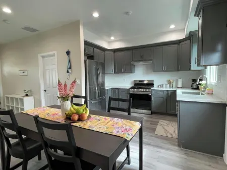 Charming 3-bedroom house Tropical theme delightful Garden Grove Отели рядом с достопримечательностью «Университет Стантон»