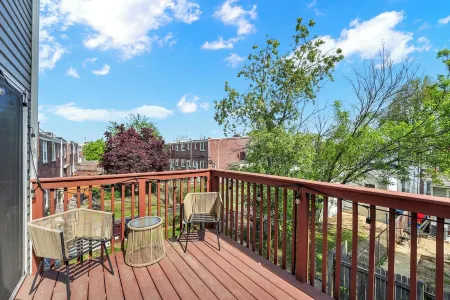 Spacious modern 4-bedroom townhome in Wilmington, up to 10 people