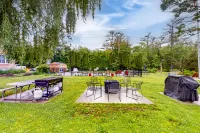 Dog-friendly Kennebunk cottage w/ shared pool - close to beach Hotels in Kennebunk