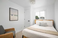 Kitchenette and Nearby Dining Options - Charming Ocean View Oasis Hotels in Rockaway Beach