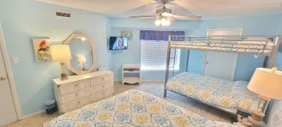 Direct Beachfront View and Gas Grill - Spacious Coastal Haven 포트 이사벨 호텔
