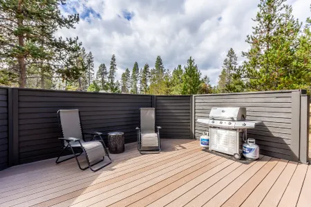 Forest Views and Cozy Loft - Charming Mountain Retreat