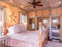 Marina Access and On-Site Amenities - Charming Cottage Retreat Hotel a Vandemere