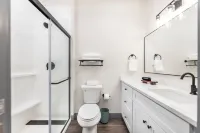Cozy Studios with Full Kitchens and Keyless Check-In - Charming Accessible Retreat Hotels in Macon