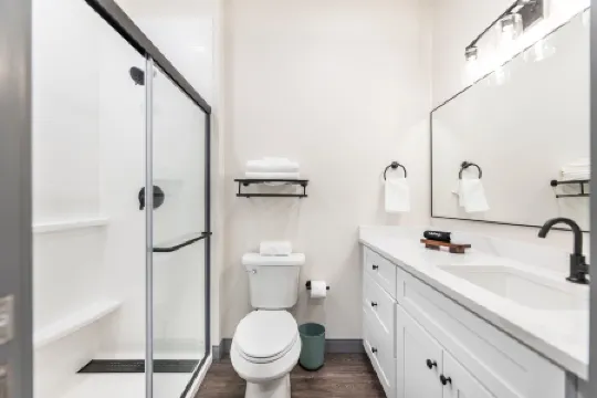 Central Location with Full Kitchen and Smart TV - Cozy Retreat