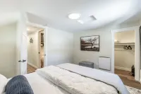 Private Backyard and Modern Amenities - Vibrant Cozy Retreat