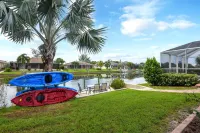 Sunshine Home Retreat Heated Pool on Canal Hotel di Cape Coral