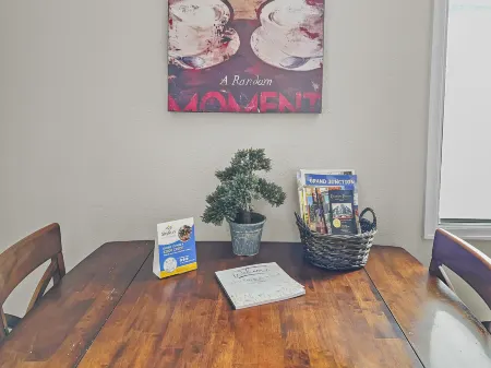 Charming Loft with Stunning Views and Modern Style - Inviting Getaway Отели рядом с достопримечательностью «Университет Колорадо Меса»