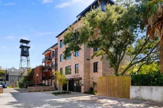 Shared Rooftop and Stylish Comforts - Contemporary Retreat