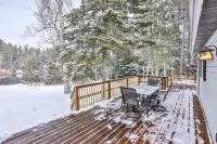 Riverfront Deck and Fire Pit Experience - Stunning Modern Retreat