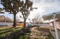Funky Selfie Museum and Hot Tub Oasis - Captivating Retreat Hotel di Yucca Valley