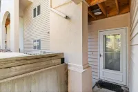 Lovely lakeside condo with pool, tennis court, fireplace, & washer/dryer Hotels in Village of Four Seasons