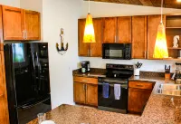 Walking Distance to Private Beach and Charming Cottage - Beautiful Coastal Retreat