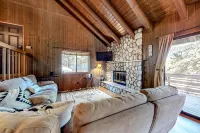 Dog-Friendly home with fireplace, washer/ dryer & deck - near shops & dining Hotel a Running Springs