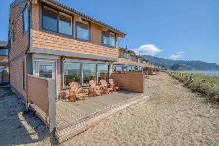 Breakers Beach House #9 Отели в г. Нескауин