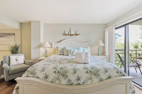 BEAUTIFULLY RENOVATED, OCEAN VIEW - VILLAMARE. PICKLEBALL-TENNIS INCLUDED.