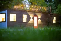 Rooftop Deck and Modern Amenities - Charming Tranquil Haven Hotels in Elm Mott