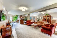 Cozy Condo with Outdoor Hot Tubs and Scenic Views - Charming Mountain Retreat