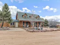 Gorgeous Cabin w/direct trail access for hiking & off roading! โรงแรมในเพย์สัน