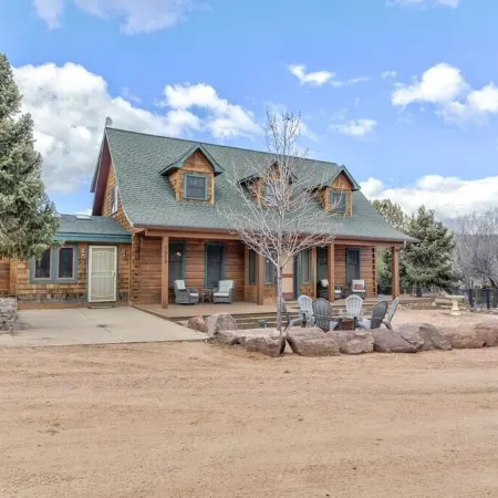 Gorgeous Cabin w/direct trail access for hiking & off roading!