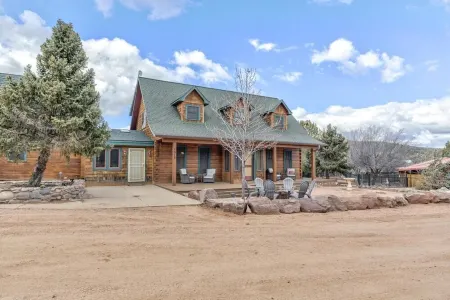 Gorgeous Cabin w/direct trail access for hiking & off roading!