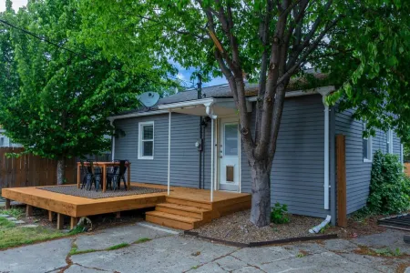 Spacious Outdoor Oasis Near Attractions - Charming Family Haven