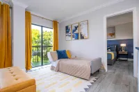 Resort Amenities with Pools and Tennis Court - Cozy Oasis Hotels in Orange County