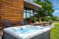 Hot Tub, Fire Pit, Outdoor Shower, Scenic Views - Charming Oasis