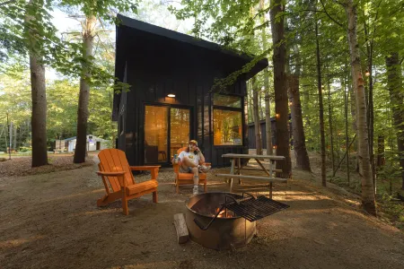 Charming Cabin with Outdoor Fire Pit and Cozy Nook - Enchanting Retreat Отели рядом с достопримечательностью «When Pigs Fly Bakery»