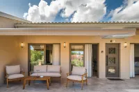 Phos Elegant Residences by Konnect, 400m to the Beach Hotel di Dassia