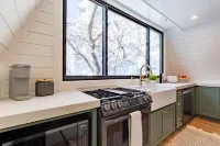 Sundance A-Frame 5 Min Walk to Resort & XL Hot Tub Hotel di Utah County