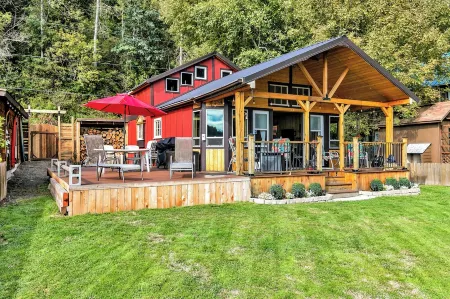 Charming & Rustic Lakeside Cabin: Mt. Rainier, Fall Hikes, Large Covered Deck
