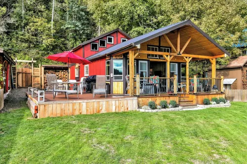 Charming & Rustic Lakeside Cabin: Mt. Rainier, Fall Hikes, Large Covered Deck