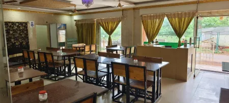 HotelGrandAkkamahadevi Отели в г. Карнул