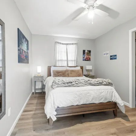 Brothers bond 3bed 2bath, short walk to the square