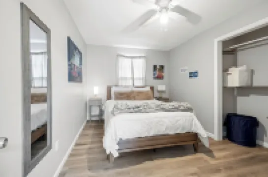 Brothers bond 3bed 2bath, short walk to the square