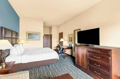 Best Western Holiday Manor Hotels near Iowa Speedway