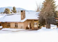 Flying Saddle Resort and Steak House Отели в г. 