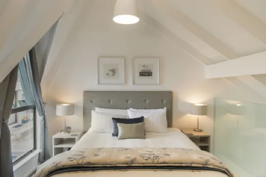 阿里亞河畔汽車旅館