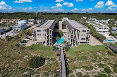 Newly Remodeled Oceanfront Condo with Salt Water Pool and Private Walkway to Beach by RedAwning Hotel in zona Peters Point Beachfront Park