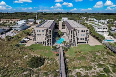 Newly Remodeled Oceanfront Condo with Salt Water Pool and Private Walkway to Beach by RedAwning Отели рядом с достопримечательностью «Amelia Island Lighthouse»