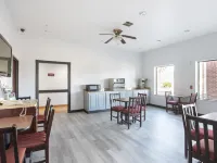 OYO Townhouse Clute Lake Jackson