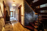 Tudor Lodge - Homestays