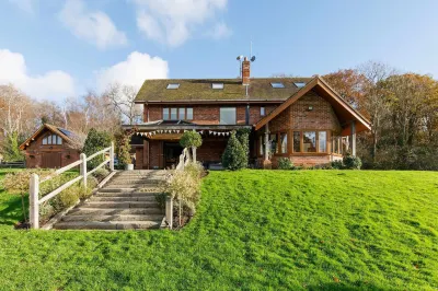 Serene Riverside 6Br Luxury Retreat in Curdridge