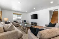 Come enjoy a centrally located escape at Bear Lake. Hot Tub and Game Room!