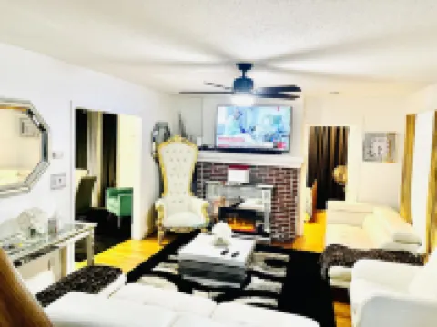 Upscaled Home in a Quiet Neighborhood Hotels in Springfield