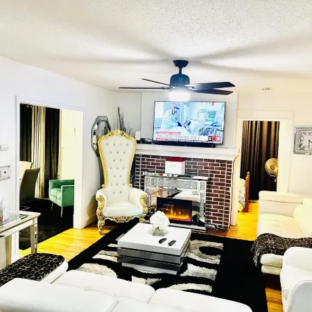 Upscaled Home in a Quiet Neighborhood Hotels in Springfield