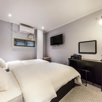 Hotel Noble Yongsan Hotels near Sinyongsan Station