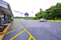 Days Inn & Suites by Wyndham Wisconsin Dells - Bãi đậu xe